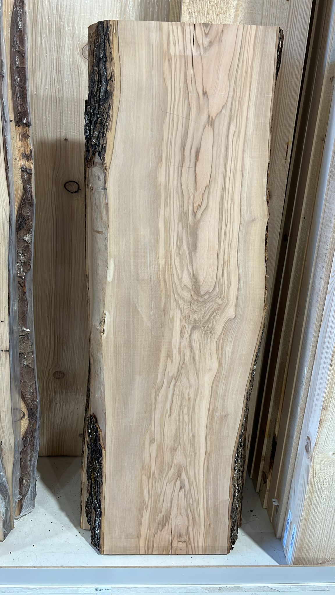 Tavola in legno d'olivo con corteccia