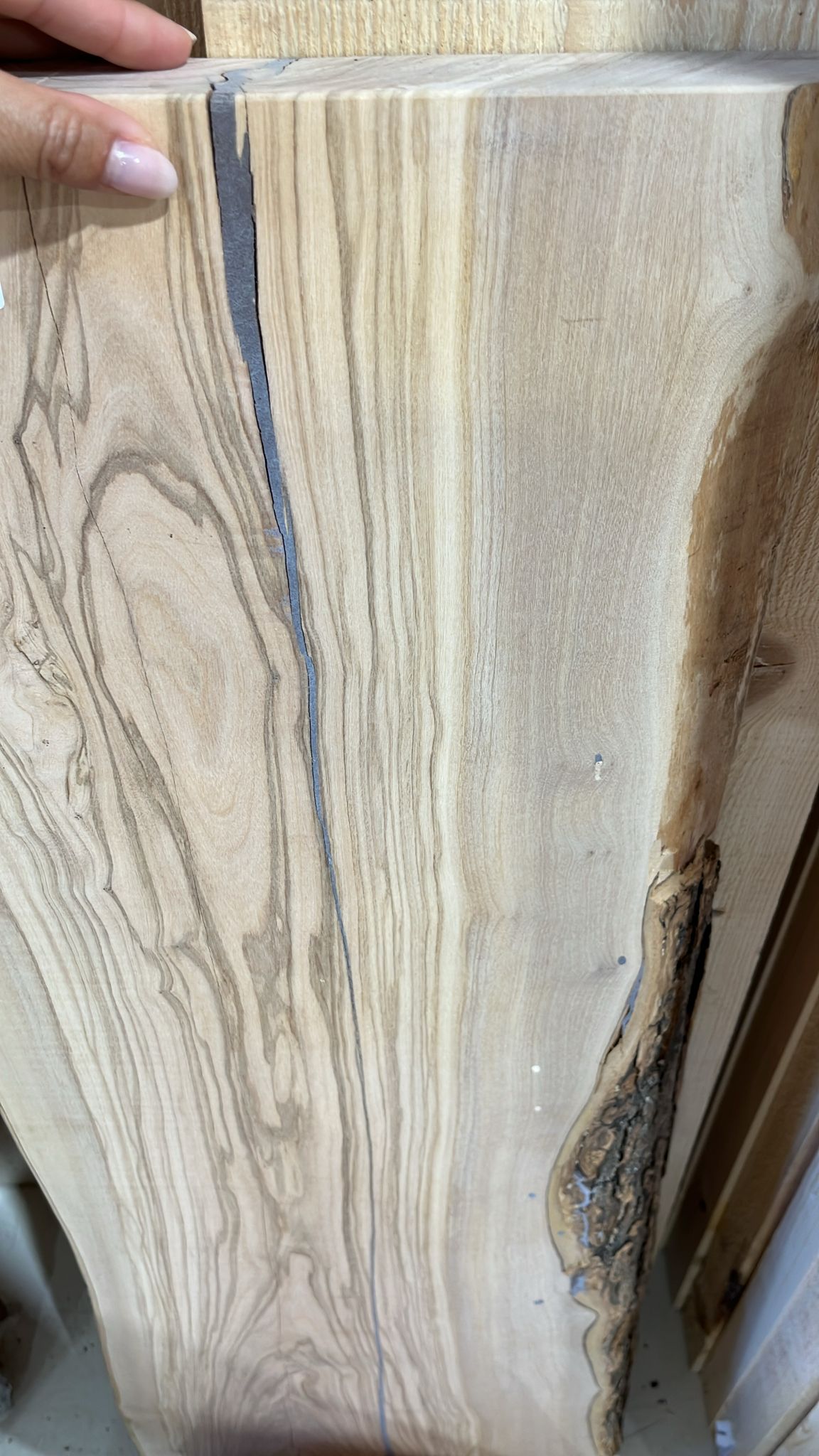 Tavola in legno d'olivo con corteccia