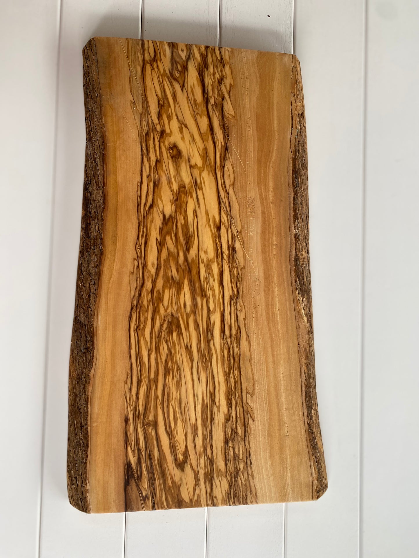 Tavola in legno d'olivo con corteccia