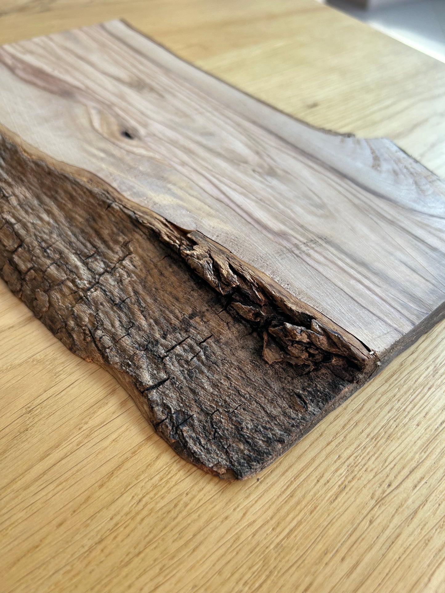 Mini Tagliere in legno di ulivo grezzo con corteccia Made in Blasi - 33x20 cm