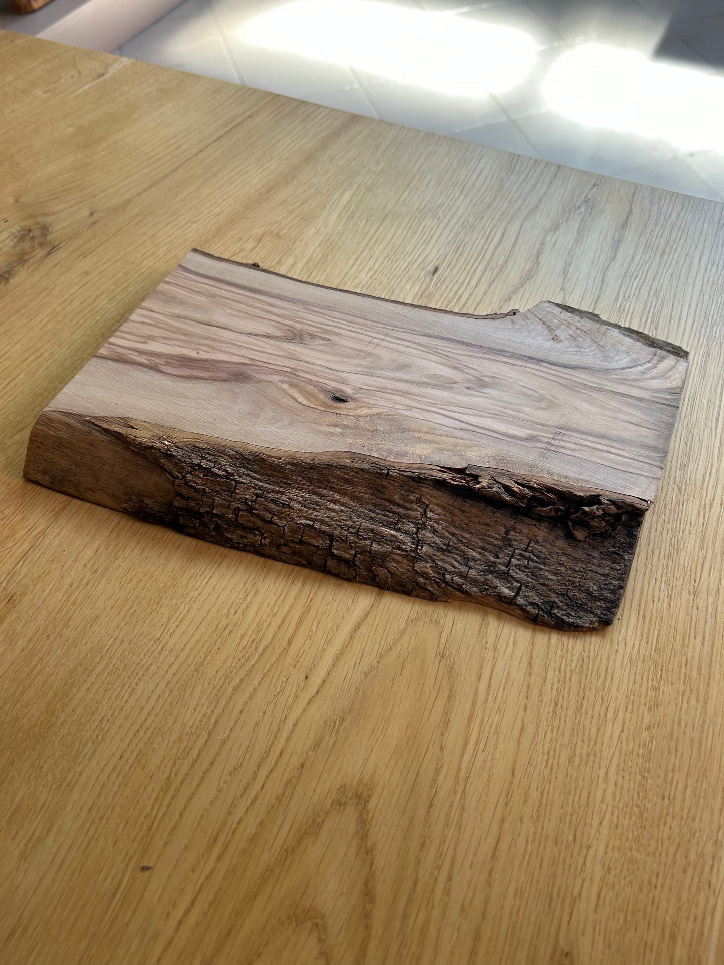 Mini Tagliere in legno di ulivo grezzo con corteccia Made in Blasi - 33x20 cm