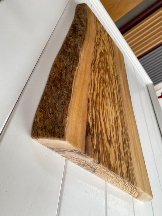 Tavola in legno d'olivo con corteccia