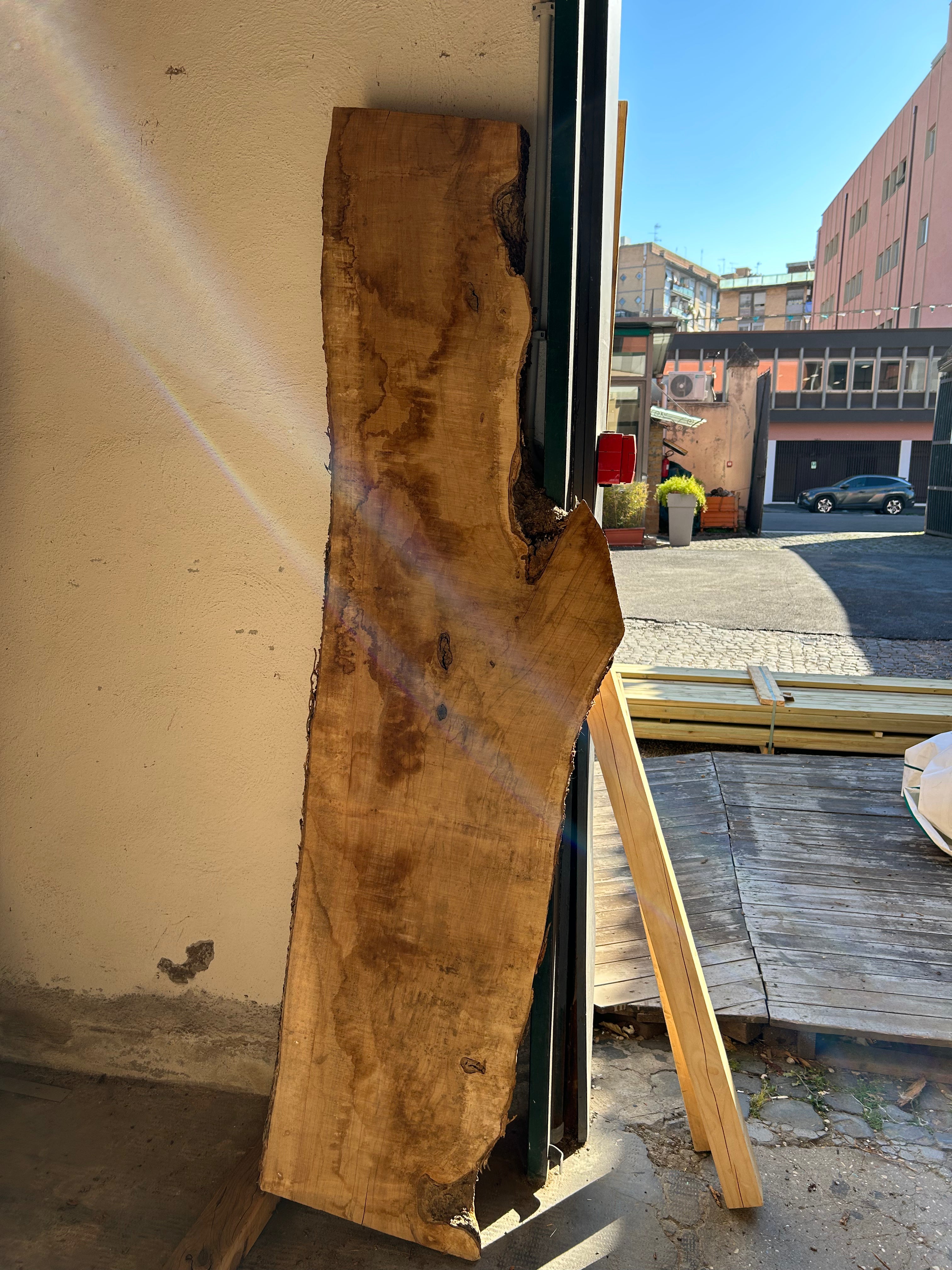 Tavole legno di TIGLIO: Tavola Legno Tiglio grezzo mm 40 x 100 x 2400 Tavole legno di TIGLIO: Tavola Legno Tiglio grezzo mm 40 x 100 x 2400